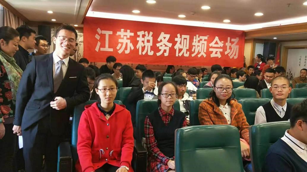 谭和平等五位常州代表在候场室合影